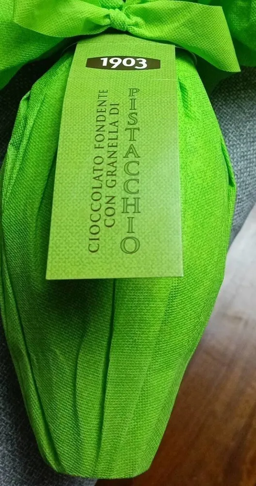 Uovo di cioccolato extra con granella di pistacchi e mandorle
