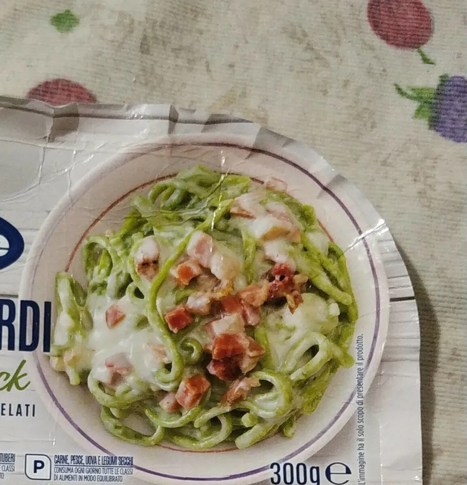 Tagliolini verdi con panna e speck