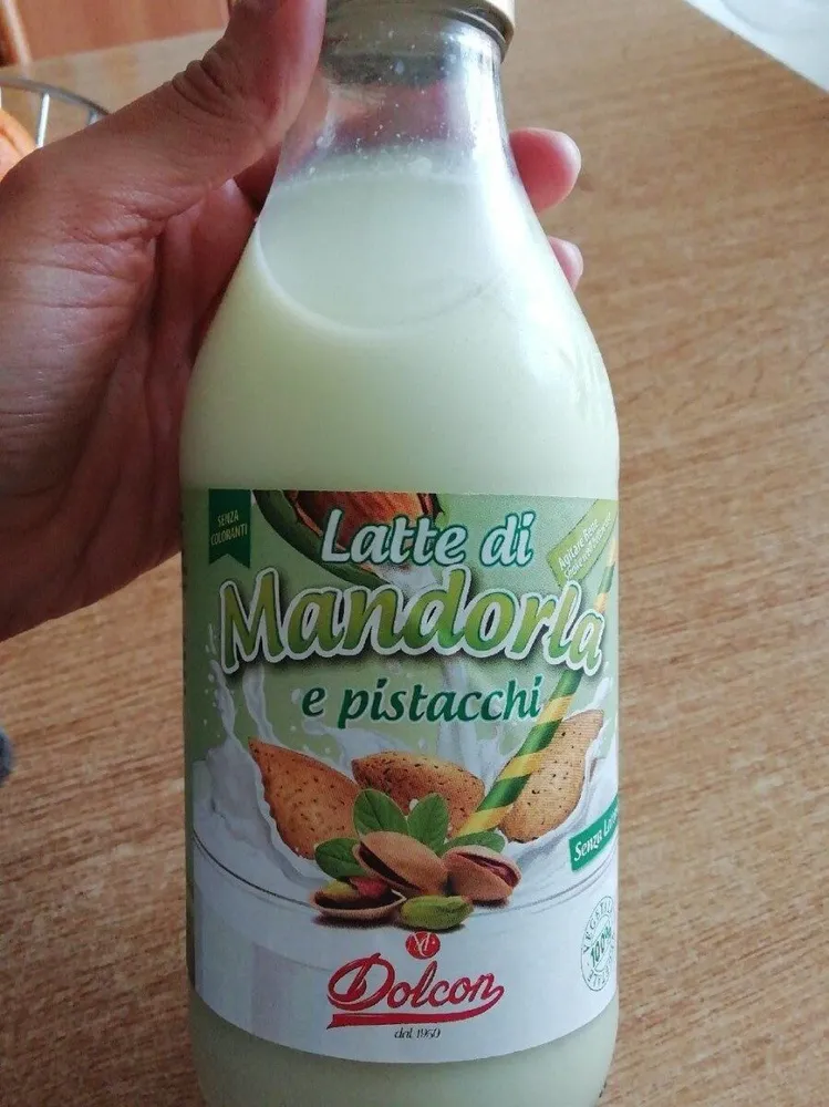 Latte di mandorla e pistacchi