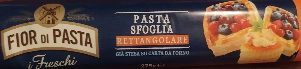 Pasta sfoglia rettangolare su carta forno