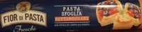 Pasta sfoglia rettangolare su carta forno