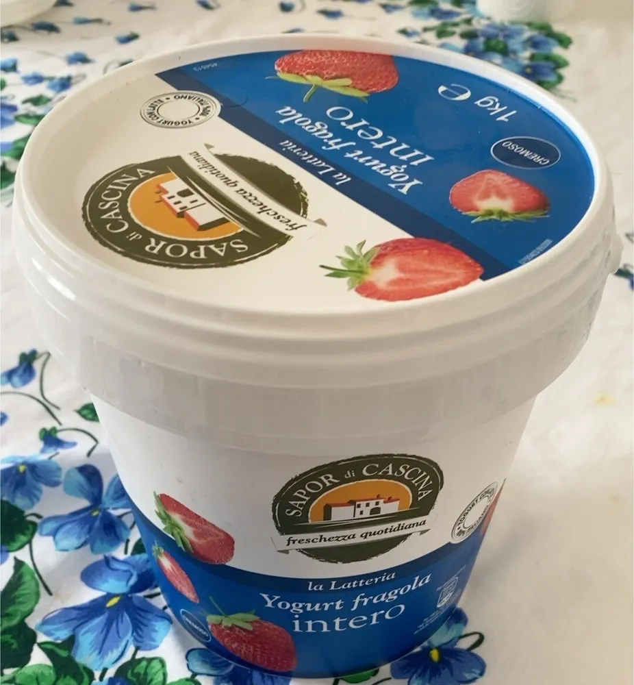 Yogurt fragola intero