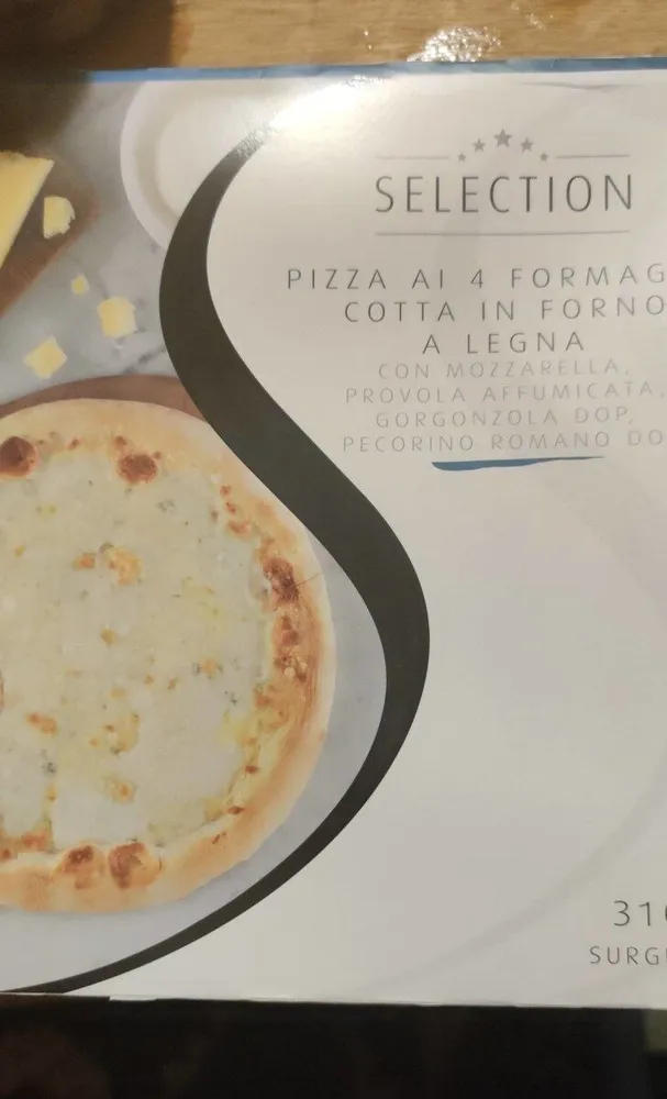 Pizza ai 4 formaggio cotto in forno a legna