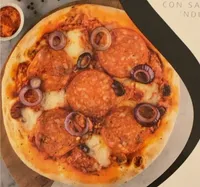 Pizza diavola cotta in forno a legna