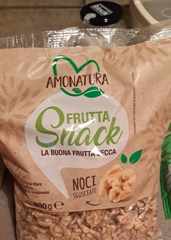Frutta snack noci sgusciate