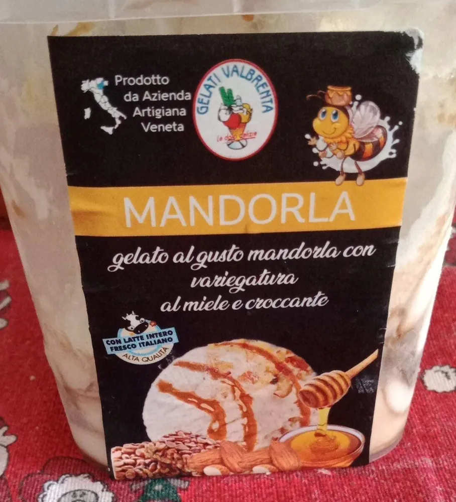 Gelato al gusto mandorla con variegatura al miele e croccante