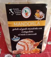 Gelato al gusto mandorla con variegatura al miele e croccante