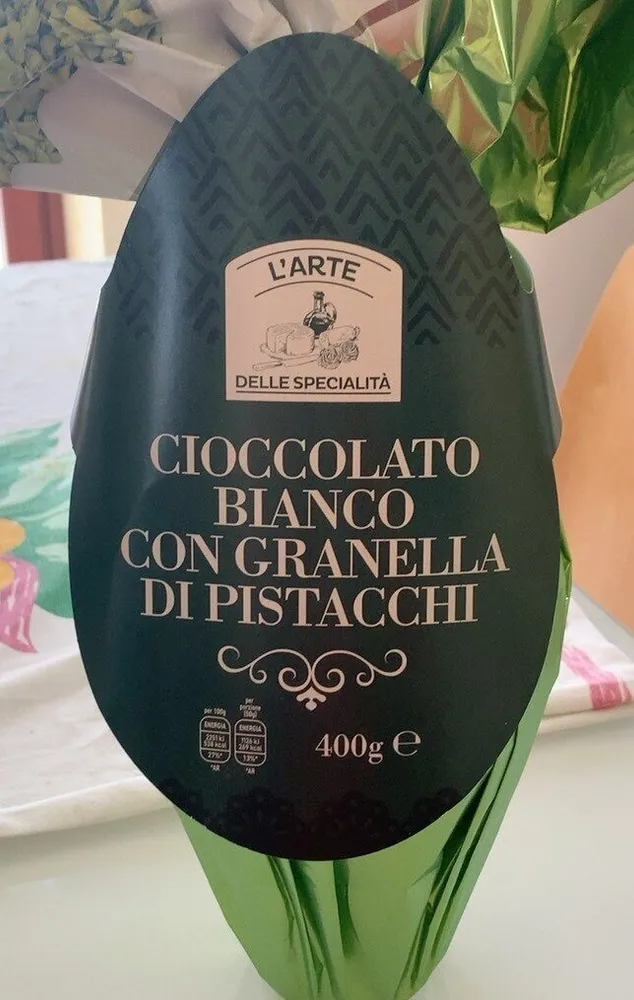Uovo al cioccolato bianco con granella di pistacchi