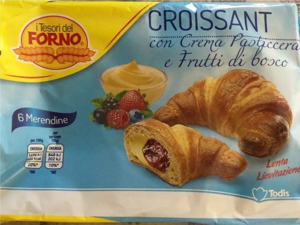Croissant con crema pasticcera e frutti di bosco