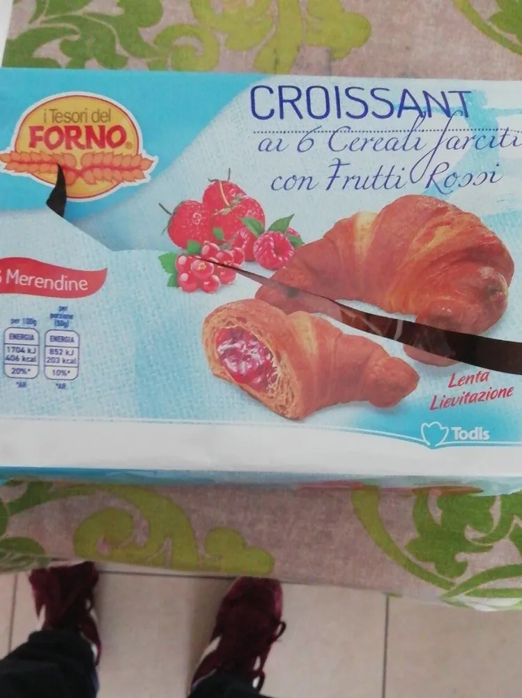 Croissant ai 6 cereali con frutti rossi