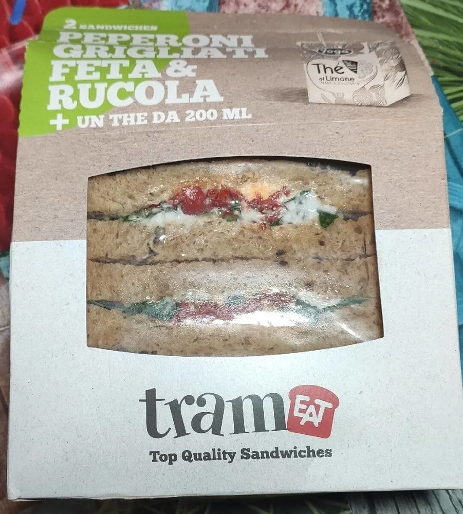 2 Sandwich peperoni grigliati feta & rucola + un thè da 200ml