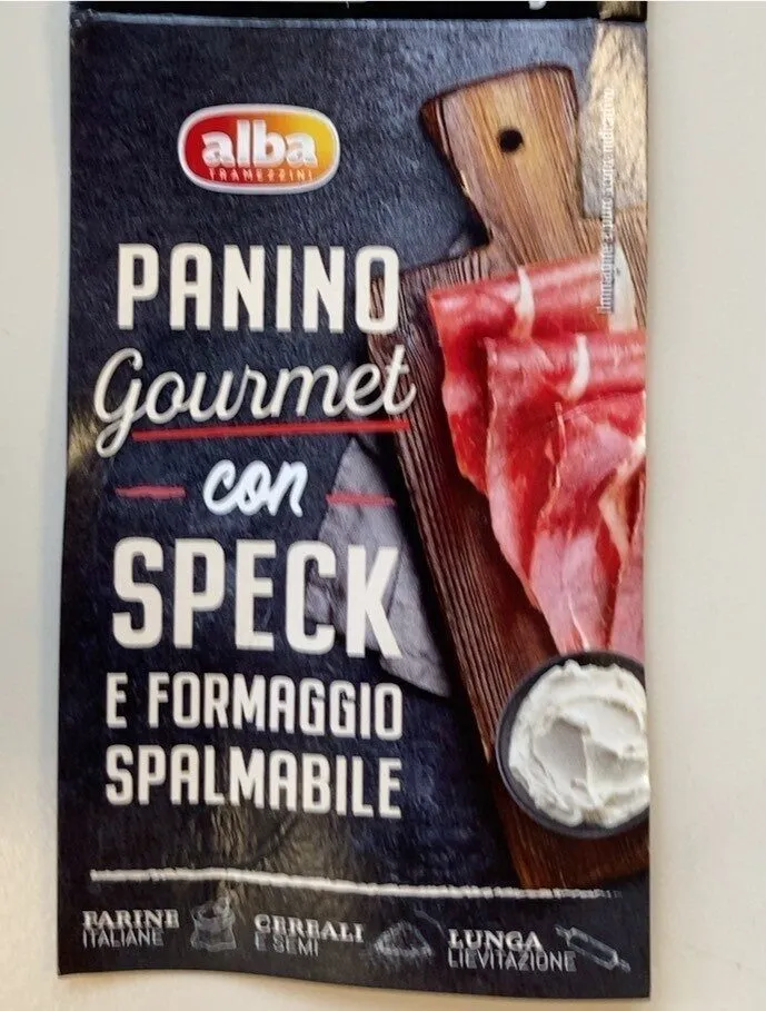 Panino gourmet con speck e formaggio spalmabile