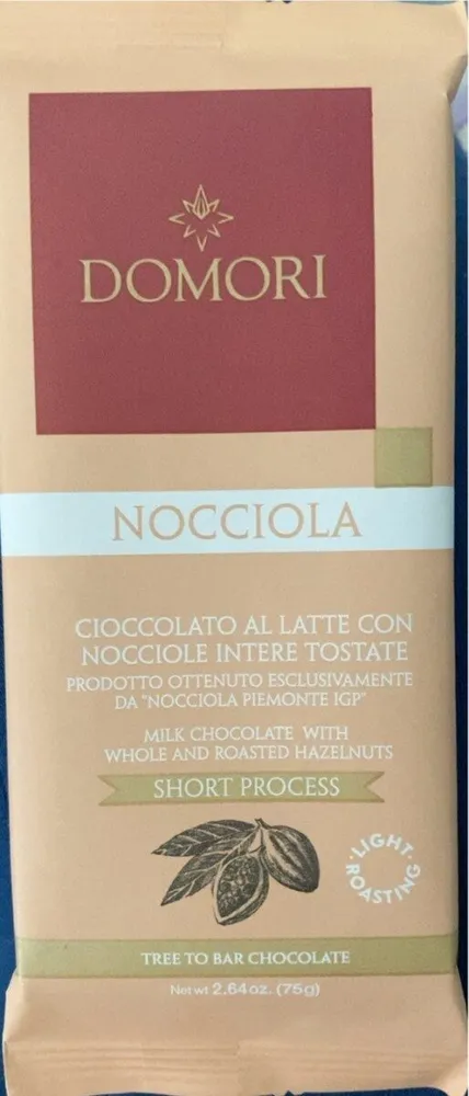 Cioccolato al latte con nocciole intere tostate