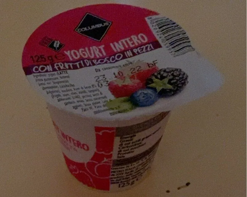 yogurt intero con frutti di bosco