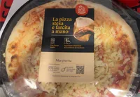La pizza stesa e farcita a mano