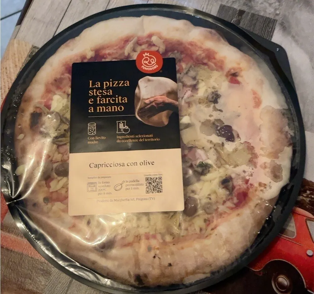 La pizza stesa e farcita a mano