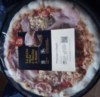 La pizza stesa e farcita a mano-prosciutto e funghi