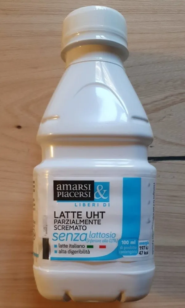 Latte uht parzialmente scremato senza lattosio