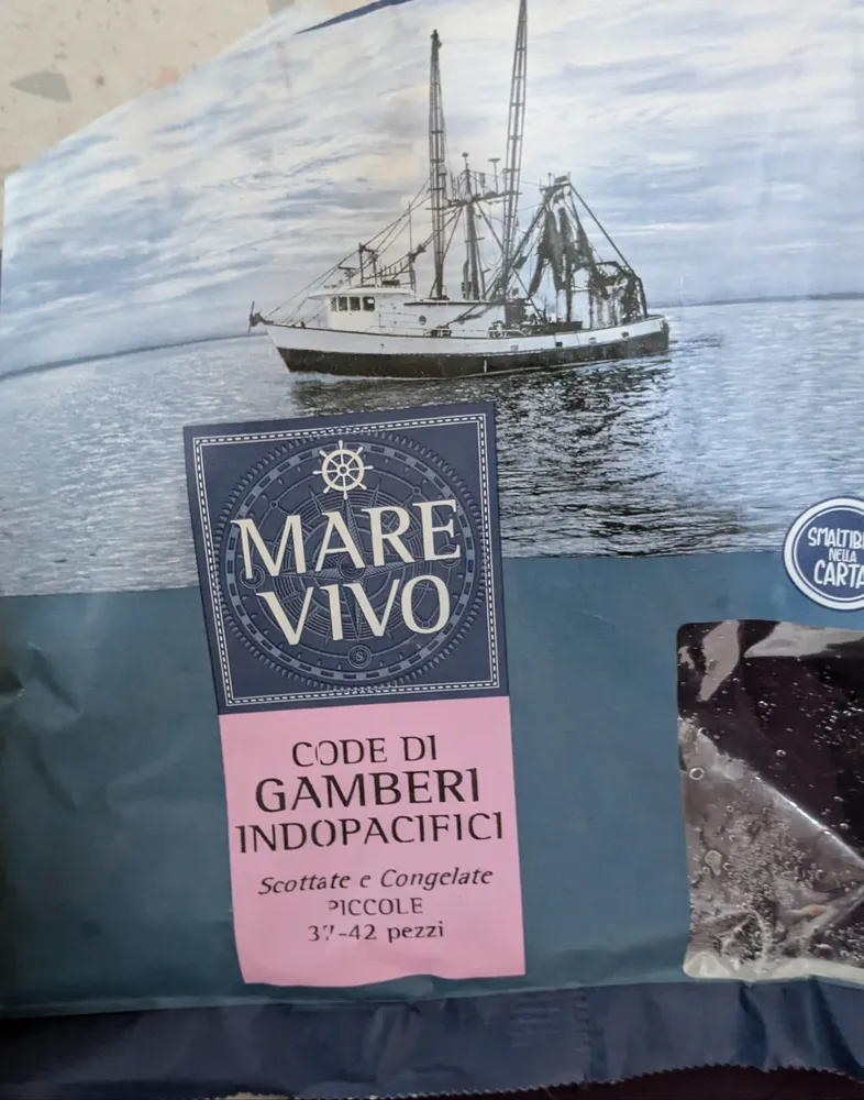 Code di gamberi indopacifici scottate e congelate