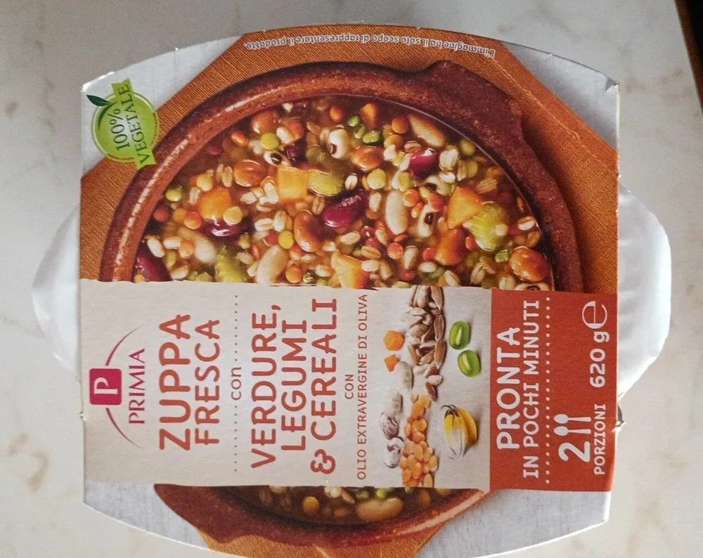 Zuppa con legumi verdure e cereali con olio EVO