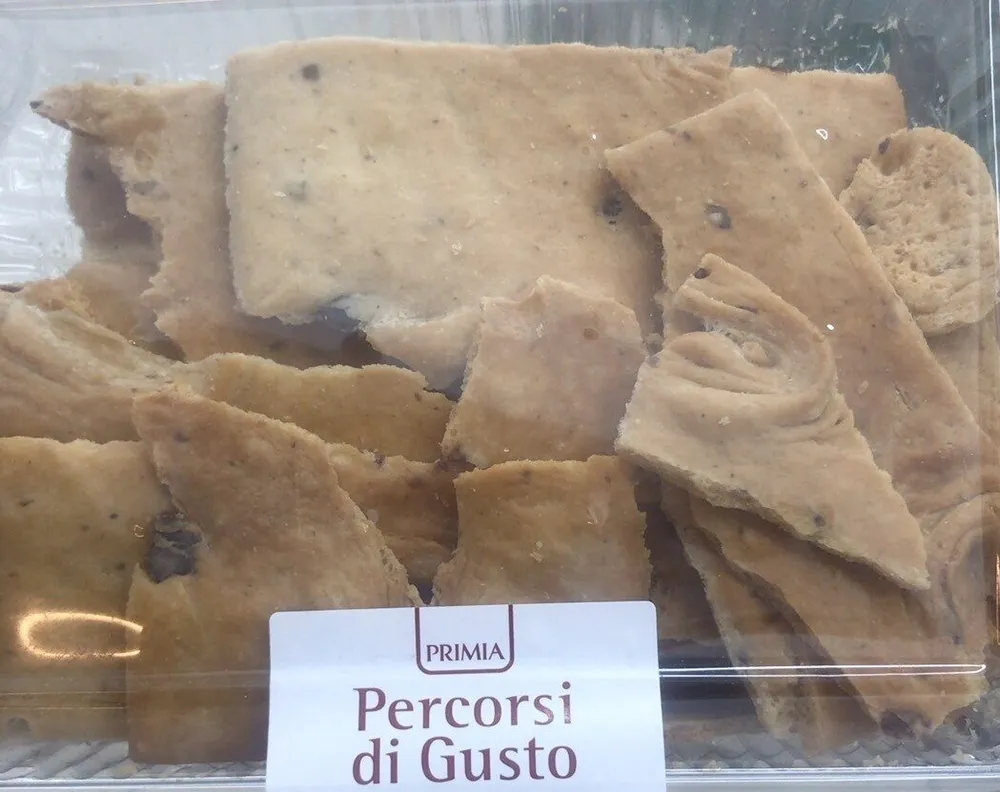Focaccia croccante genovese con olive taggiasche