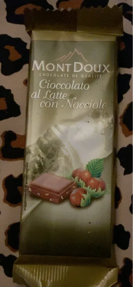 Cioccolato al latte con nocciole