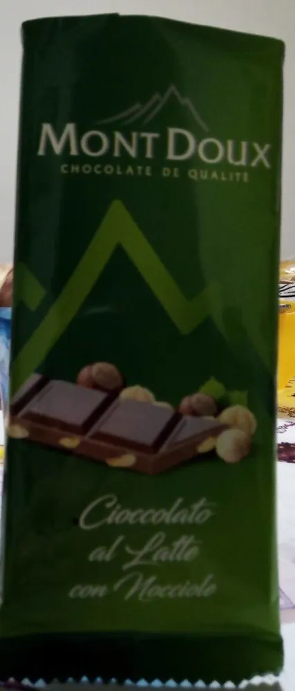 Cioccolato al latte con nocciole
