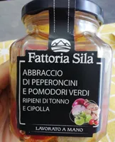 Abbraccio di peperoncini e pomodori verdi