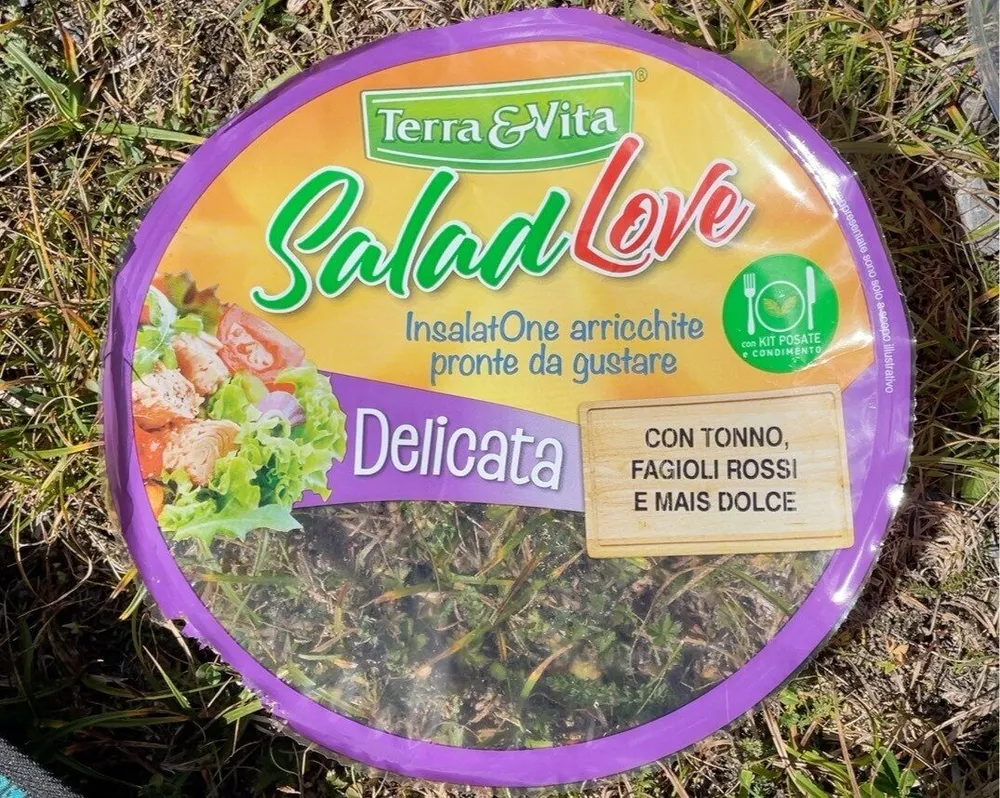 Insalata delicata con tonno, fagioli rossi e mais