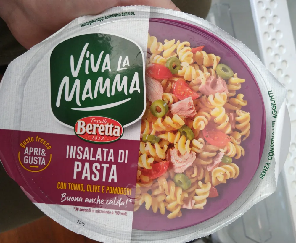 Insalata di pasta con tonno, olive e pomodori