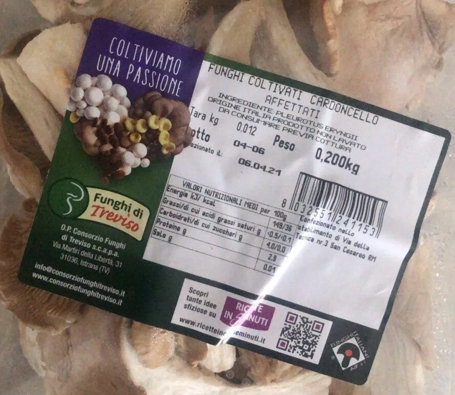 Funghi coltivati cardoncello affettati