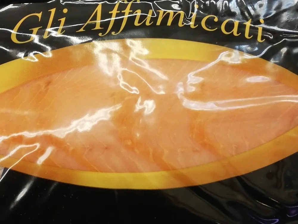 Salmone affumicato decongelato a fette