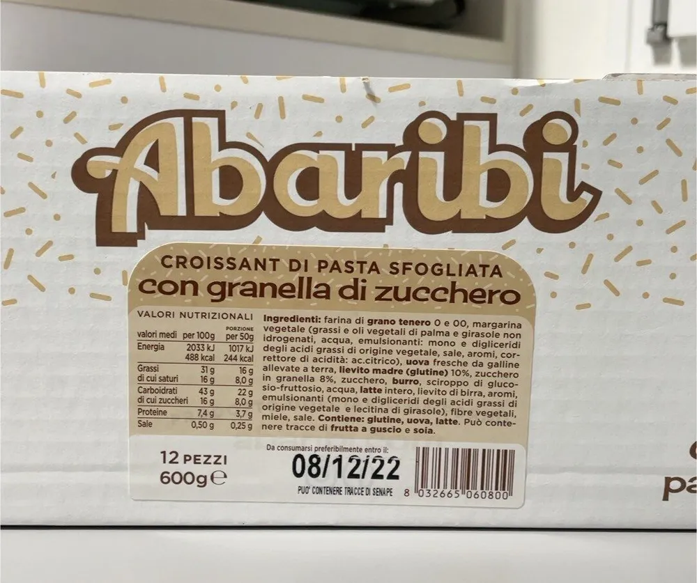 Croissant di pasta sfogliata con granella di zucchero