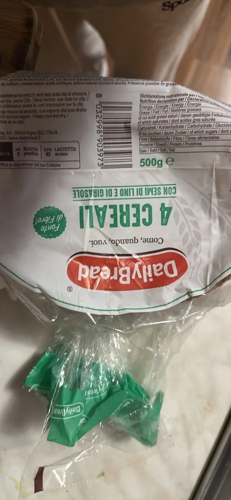 Pane cereali con semi di lino e semi di girasole