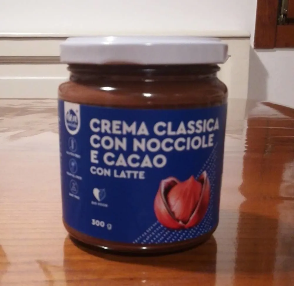 Crema classica con nocciole e cacao con latte