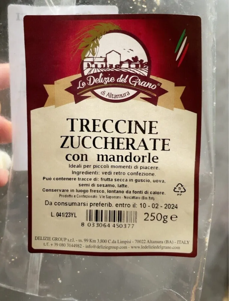 Treccine Zuccherate con mandorle