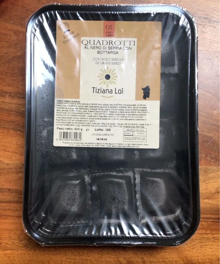 Quadrotti al nero di seppia con bottarga