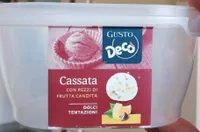 Gelato gusto cassata con pezzi di frutta candita