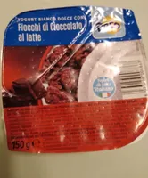 Yogurt bianco dolce con fiocchi di cioccolato al latte