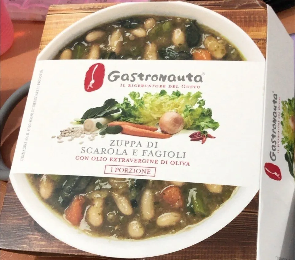 Zuppa di scarika e fagioli con olio extra vergine di oliva