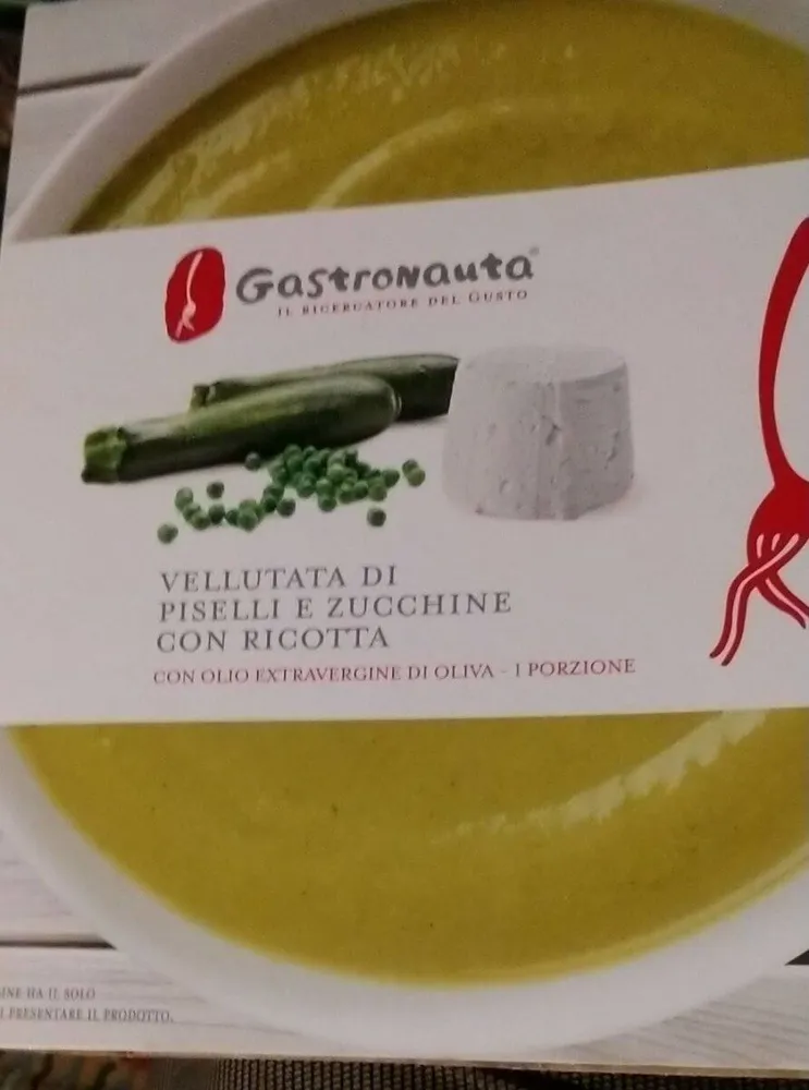 Vellutata di piselli e zucchine con ricotta