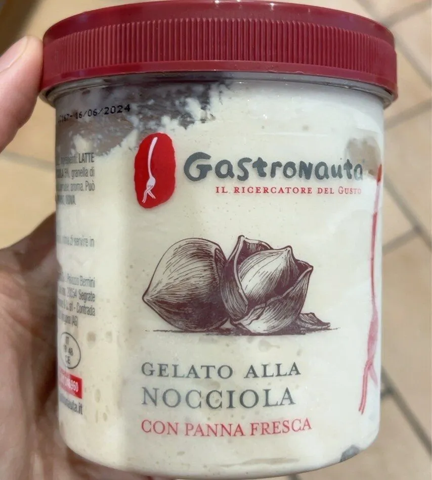 Gelato alla nocciola con panna fresca