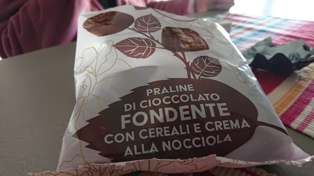 praline di cioccolato fondente con cereali e crema alla nocciola