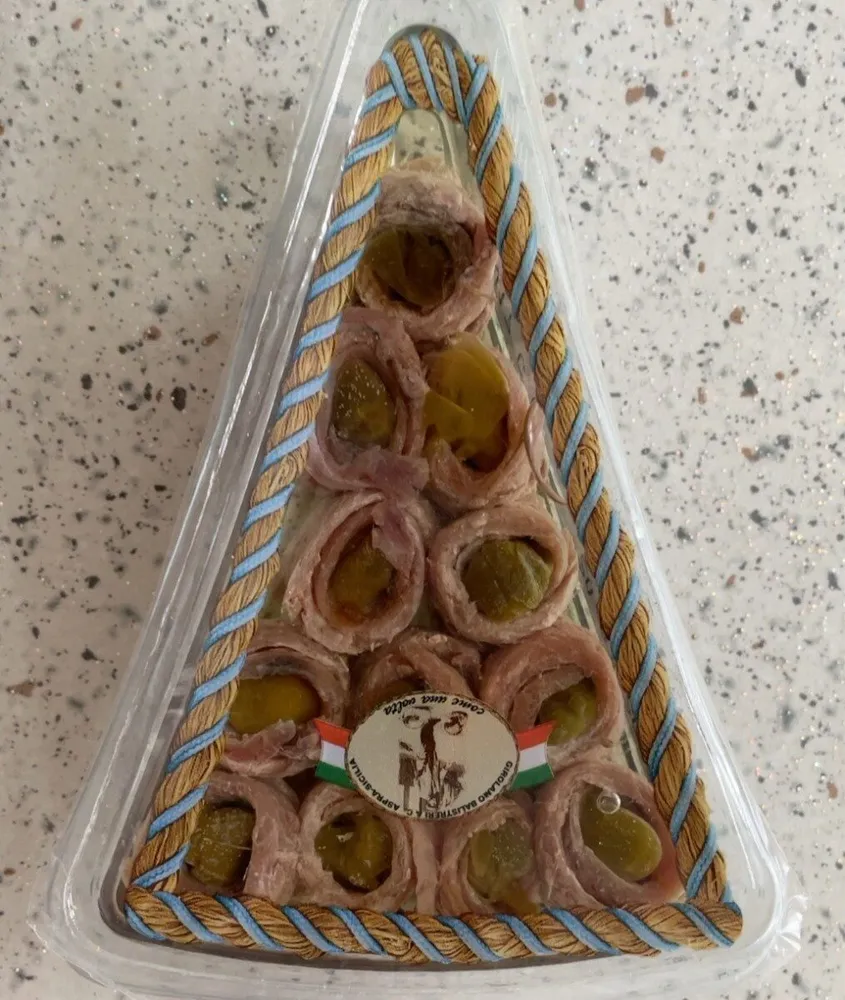 Filetto di acciughe arrotolati con capperi