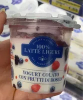Yogurt colato con frutti di bosco