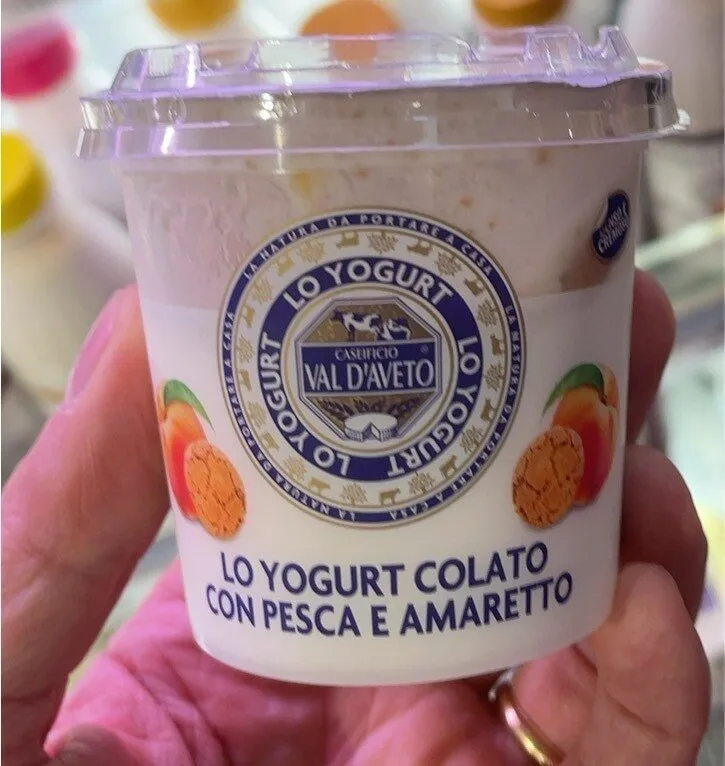 Yogurt colato con pesca e amaretto