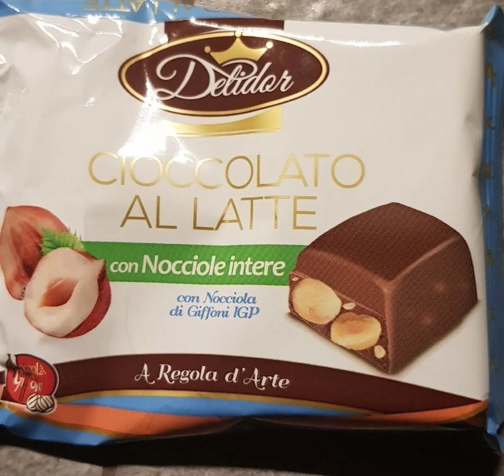 Cioccolato al latte con nocciole intere