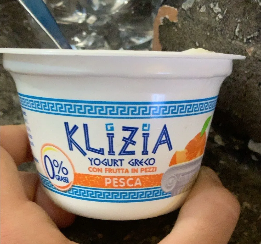 Yogourt greco con frutta in pezzi