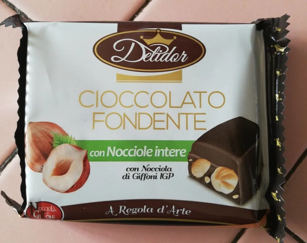 Cioccolato fondente con nocciole intere