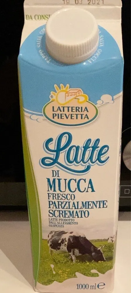 Latte di mucca fresco parzialmente scremato